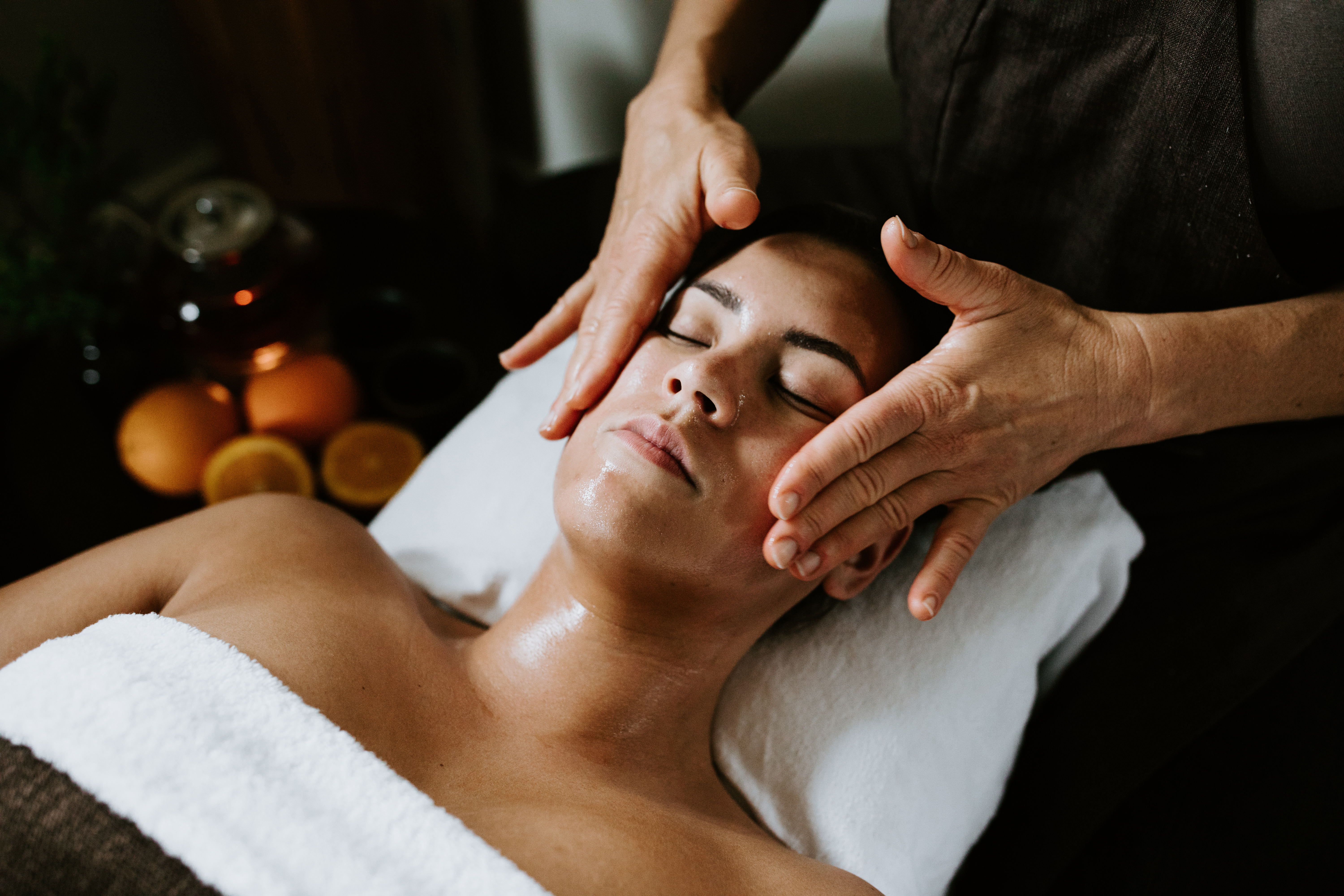 spa-dreaming-centre-guest-relaxing-during-facial-landscape-7.jpg